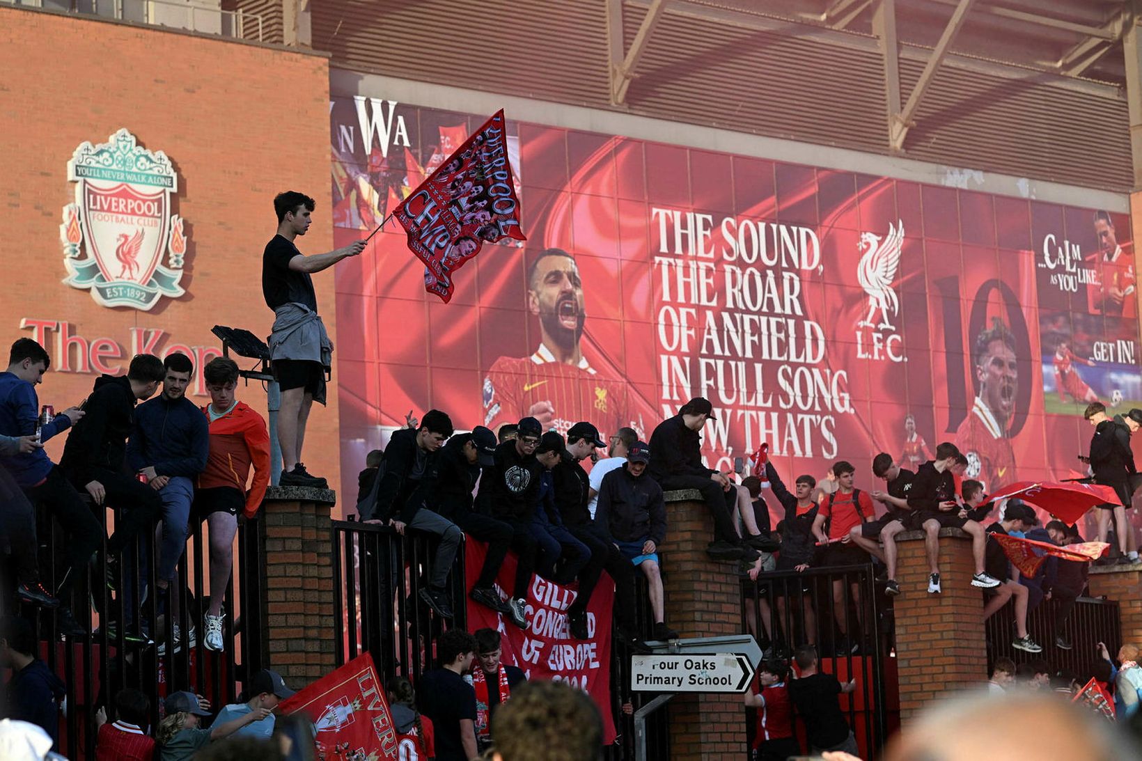 Stuðningsmenn Liverpool fagna Englandsmeistaratitlinum.