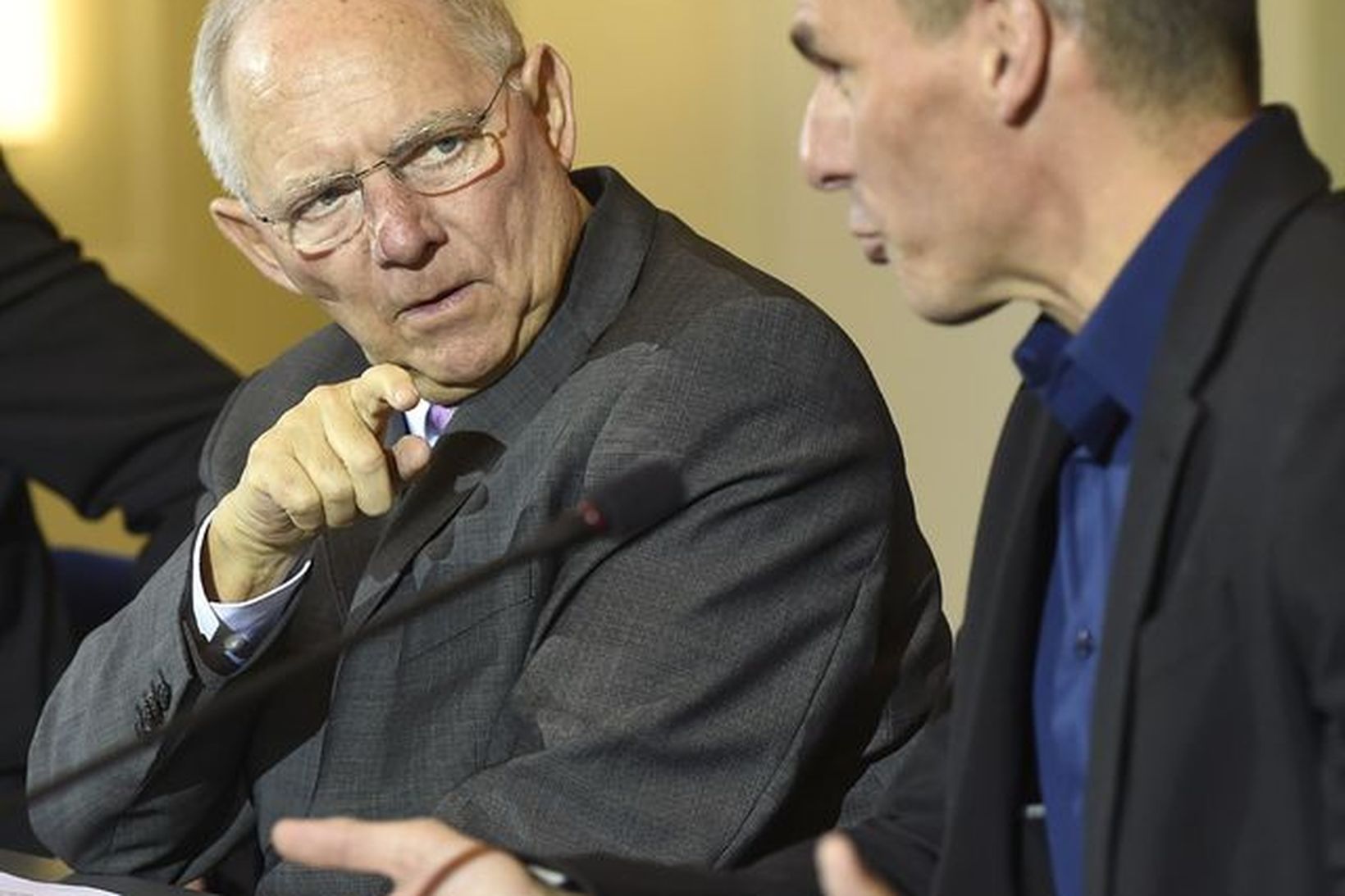 Schaeuble og Varoufakis eru á öndverðum meiði hvað varðar endurgreiðslu …