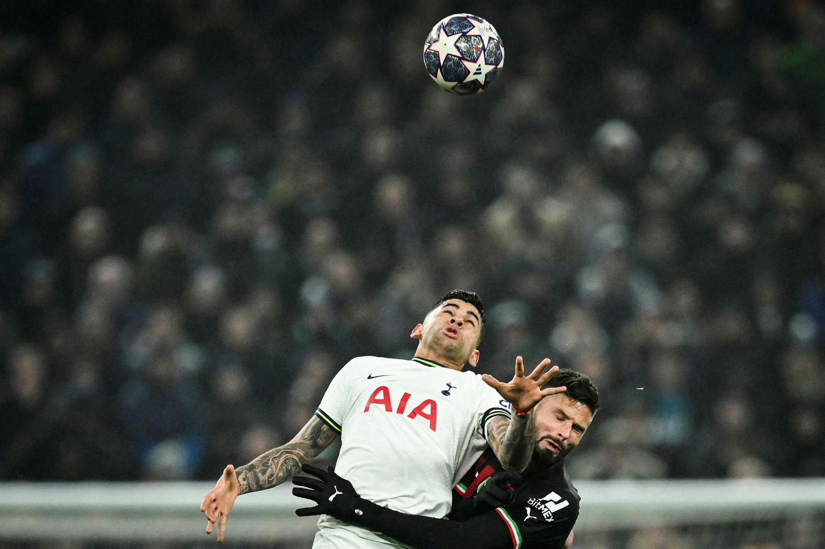 Cristian Romero og Olivier Giroud eigast við í gærkvöldi.