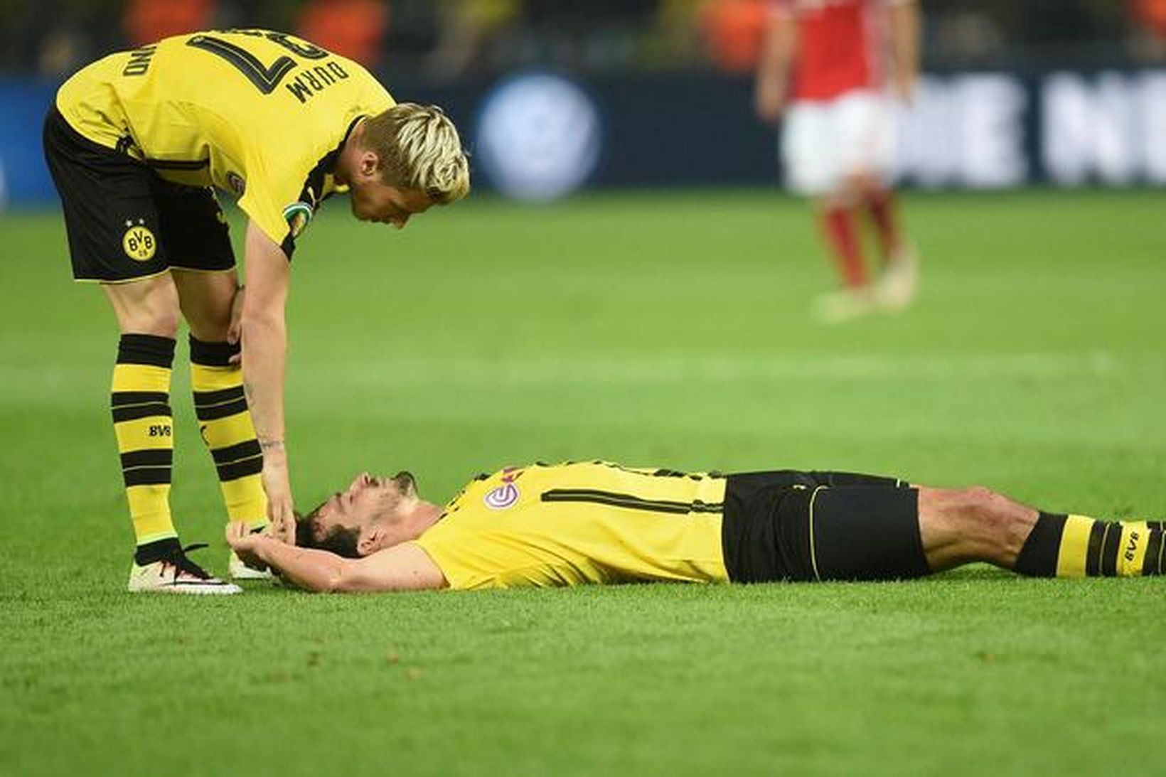 Erik Durm, samherji Mats Hummels hjá Borussia Dortmund, hughreystir liðsfélaga …