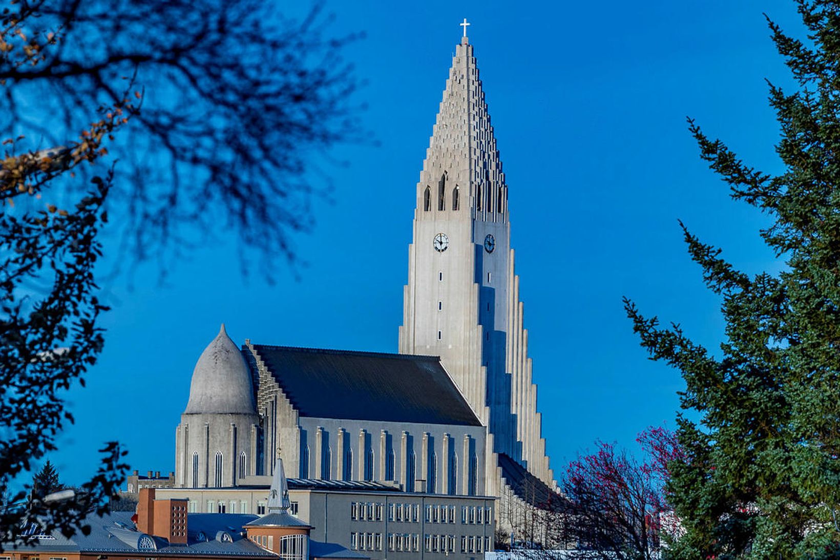 Hallgrímskirkja úr austurátt.