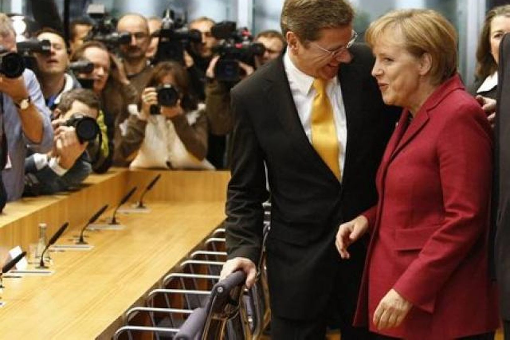 Guido Westerwelle og Angela Merkel á blaðamannafundi í Berlín í …
