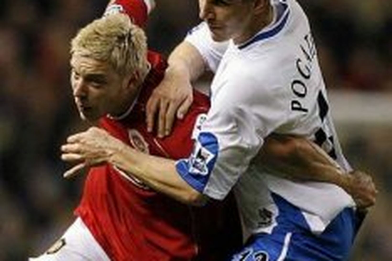 Alan Smith og Emanuel Pogatetz í kröppum dansi í leiknum …