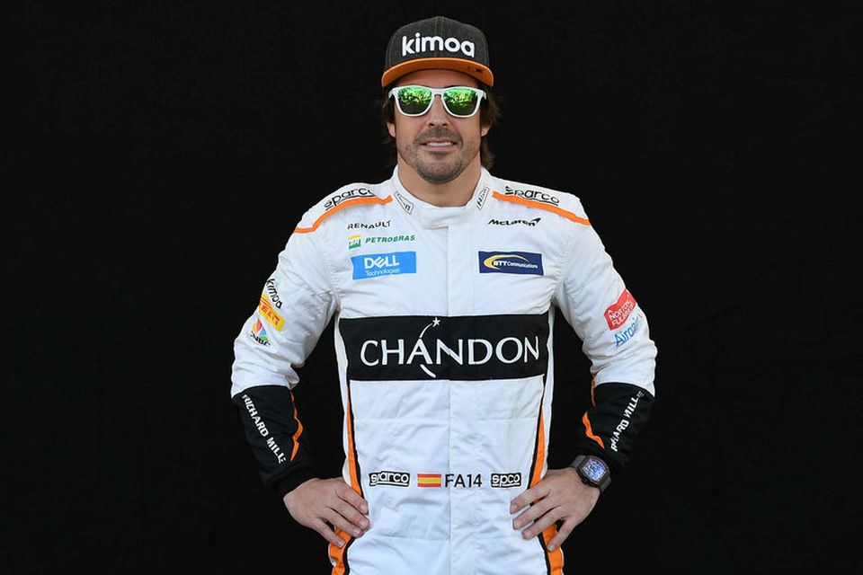 Hjálmlaus Fernando Alonso í Melbourne.