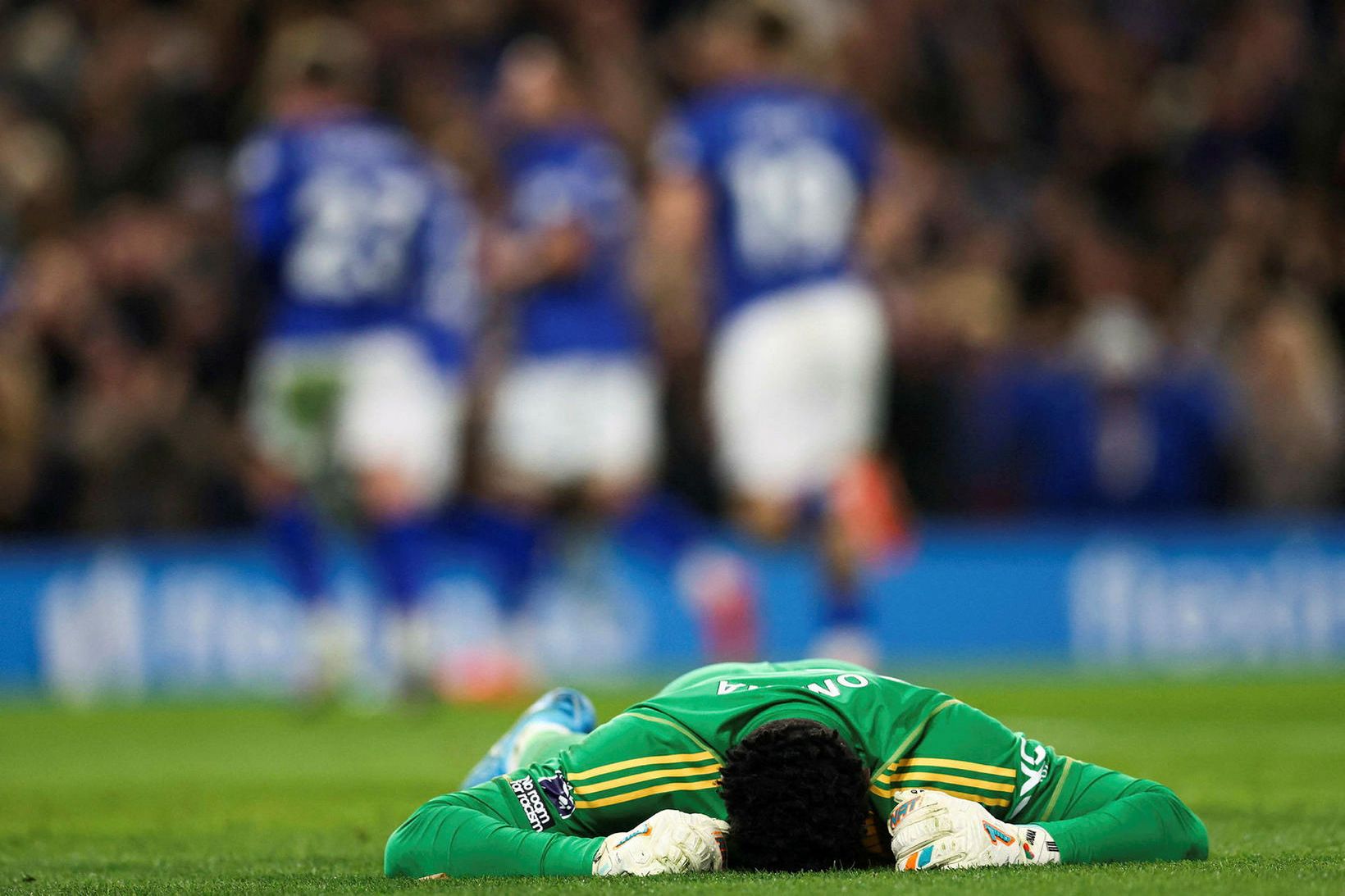 André Onana svekktur eftir mark Omari Hutchinson.