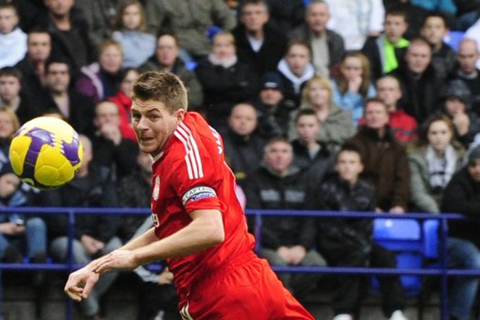 Steven Gerrard skorar fyrir Liverpool gegn Bolton í leiknum á …