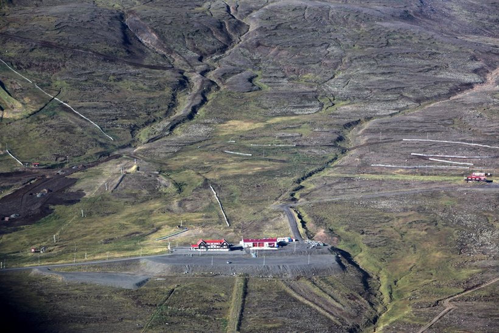 Hlíðarfjall að sumri. Skíðahótelið og vélageymsla fyrir miðri mynd, skáli …