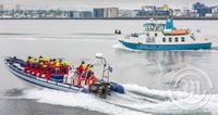 Hvalaskoðunarbátur og lundaskoðunarbátur leggja úr höfn