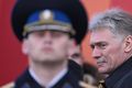 Moskva Dmitrí Peskov talsmaður Kremlverja sést hér ganga hjá heiðursverði þegar sigurdagurinn var haldinn á Rauða torginu nýverið.