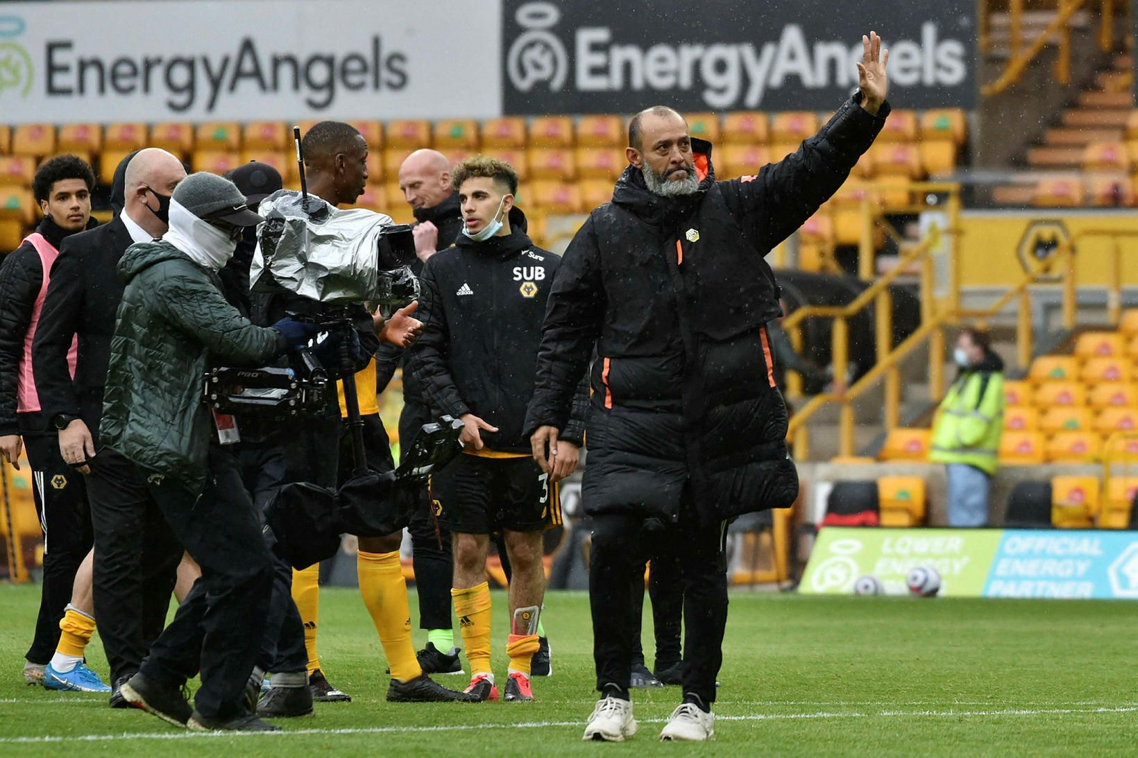 Nuno Espirito Santo þakkar stuðningsmönnum Wolves fyrir sig eftir síðasta …