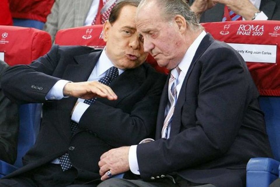 Silvio Berlusconi, forsætisráðherra Ítalíu, og Jóhann Karl Spánarkonungur, ræddu saman á áhorfendapöllunum.