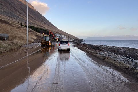 Hlynur reiknar með því að óvissustig verði áfram á svæðinu fram á morgundaginn.