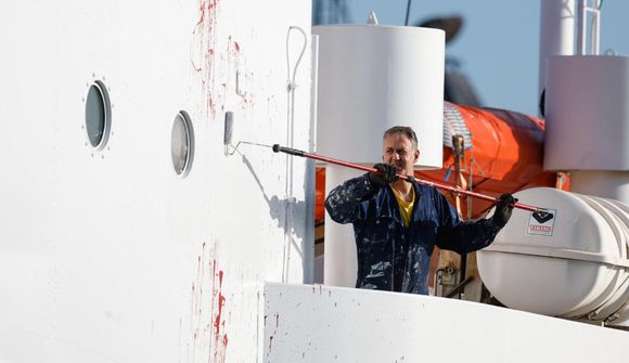 Málað yfir málningu mótmælenda
