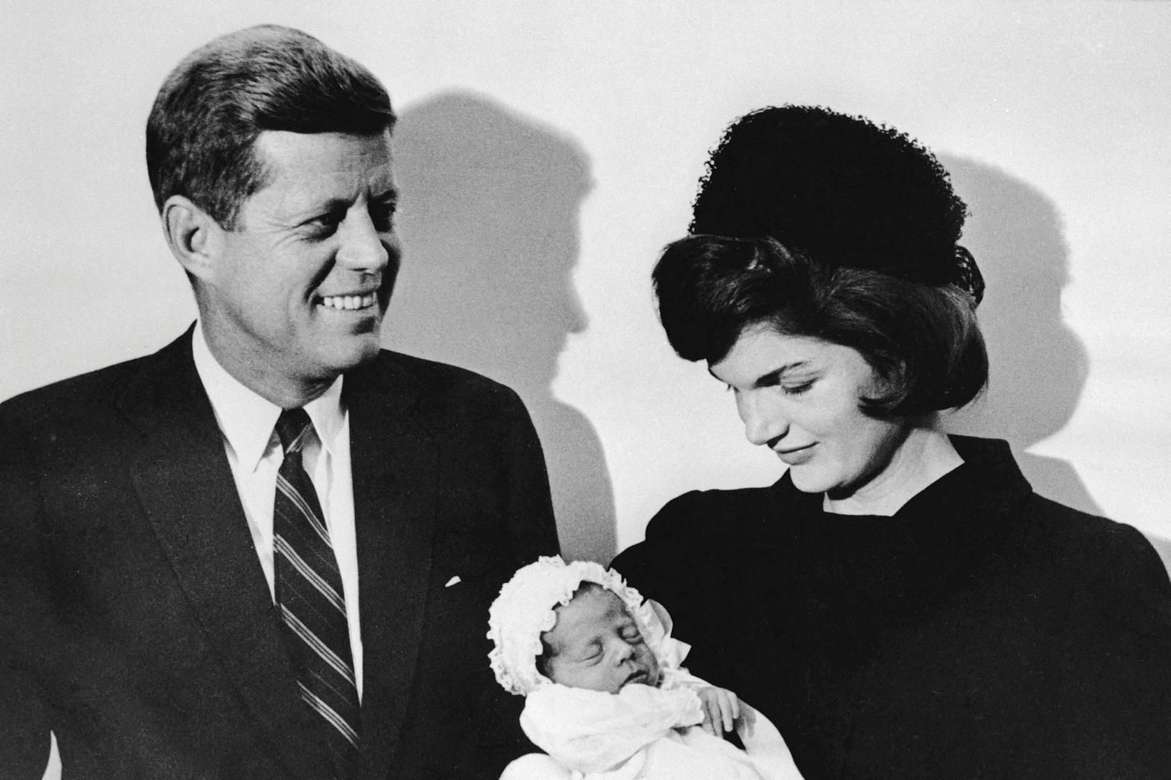 John F. og Jacqueline Kennedy með son sinn, John yngri, …