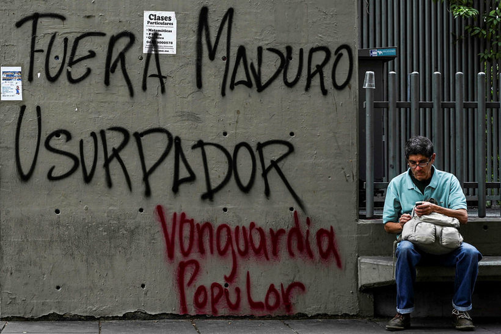 Út með Maduro valdaræningja, stendur á þessum vegg í Caracas, …