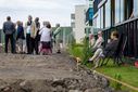 Eins og sjá má kemst einn garðstóll milli heimila íbúanna og göngustígsins.
