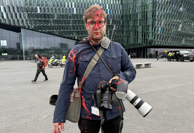 Red paint was splashed on Eyþór Árnason, the photographer for mbl.is.
