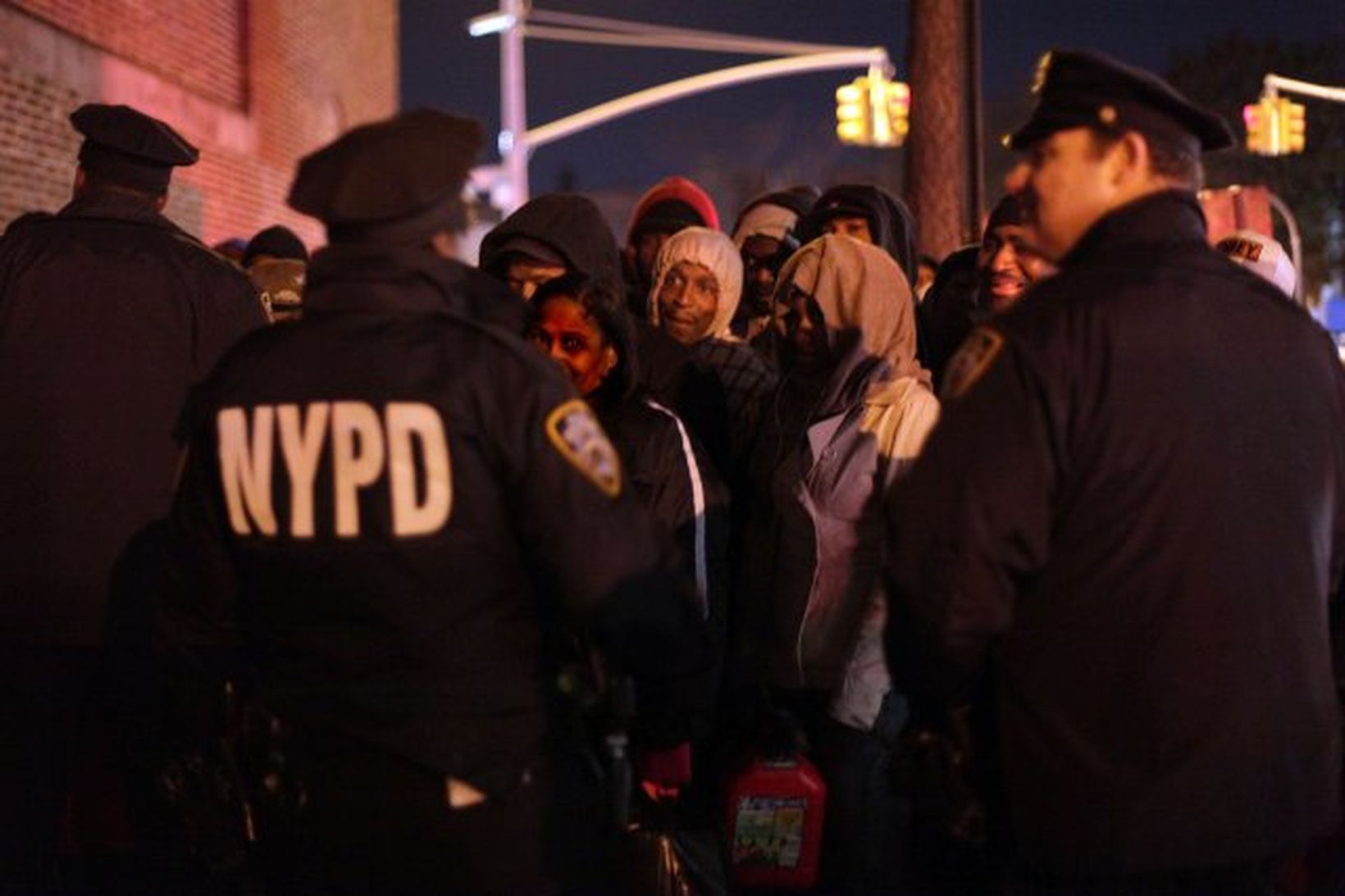 Lögregla fylgist með úthlutum á eldsneyti í Brooklyn í gærkvöldi