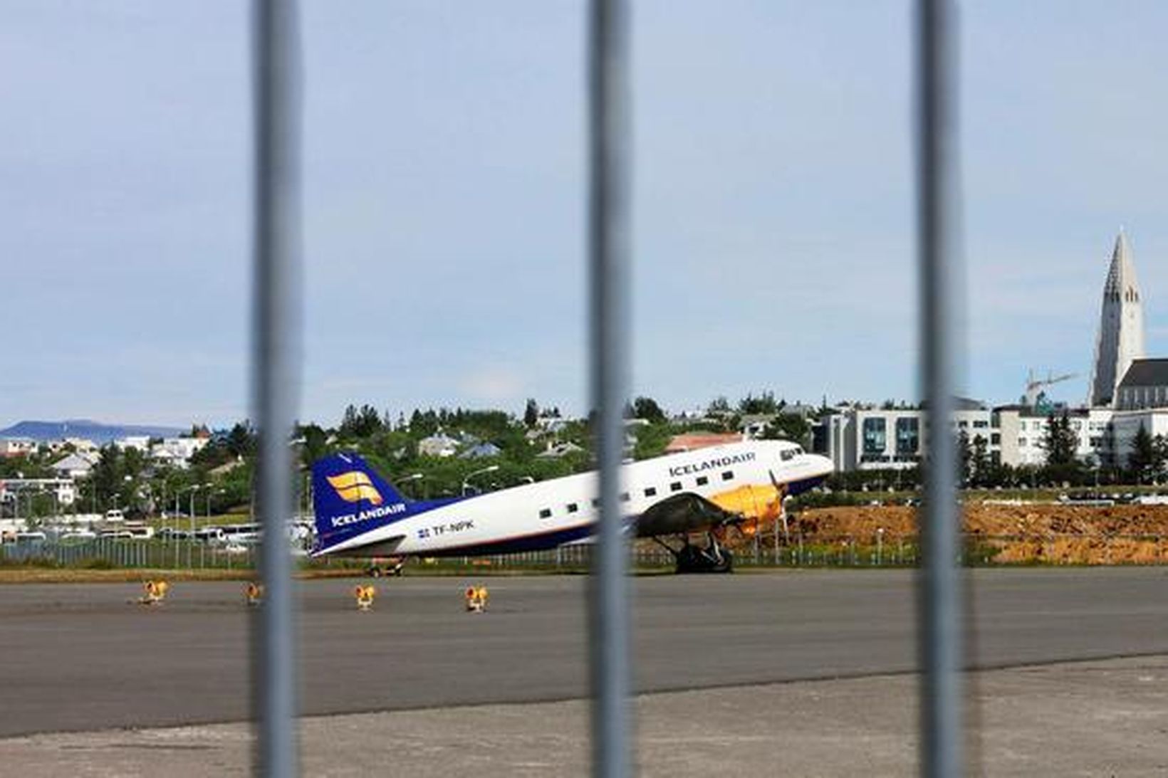 Þristurinn og fleiri flugvélar nota nú neyðarbrautina sem flugstæði.