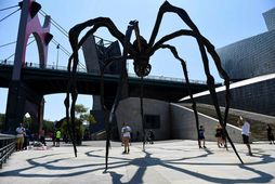 Fólk tekur myndir af skúlptúr fransk-bandaríska listamannsins Louise Bourgeois, Maman, hjá Guggenheim-safninu í spænsku borginni …