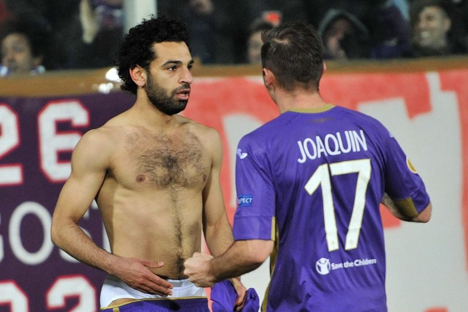 Mohamed Salah fagnaði marki sínu vel og fór úr treyjunni. …