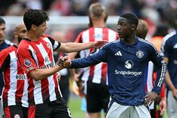 Christian Nörgaard og Kobbie Mainoo takast í hendur eftir leik Brentford og Manchester United á …