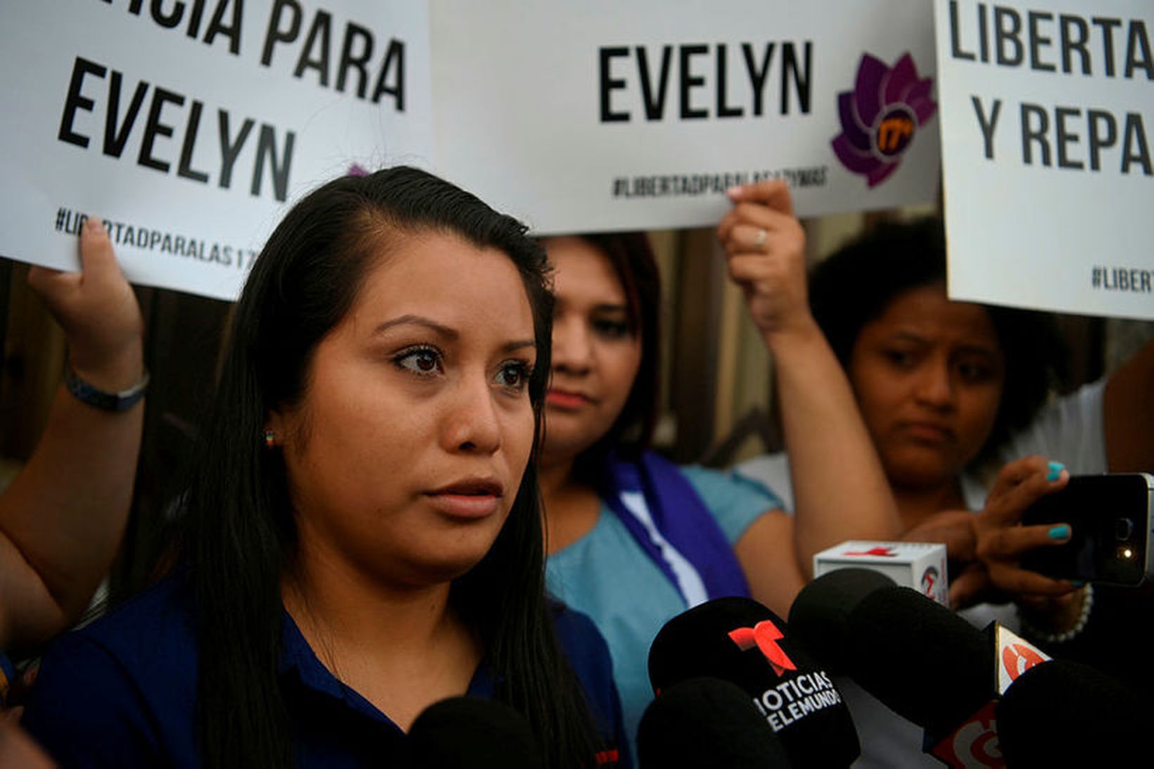 Evelyn Beatríz Hernández Cruz fyrir utan dómstólinn í San Salvador. …