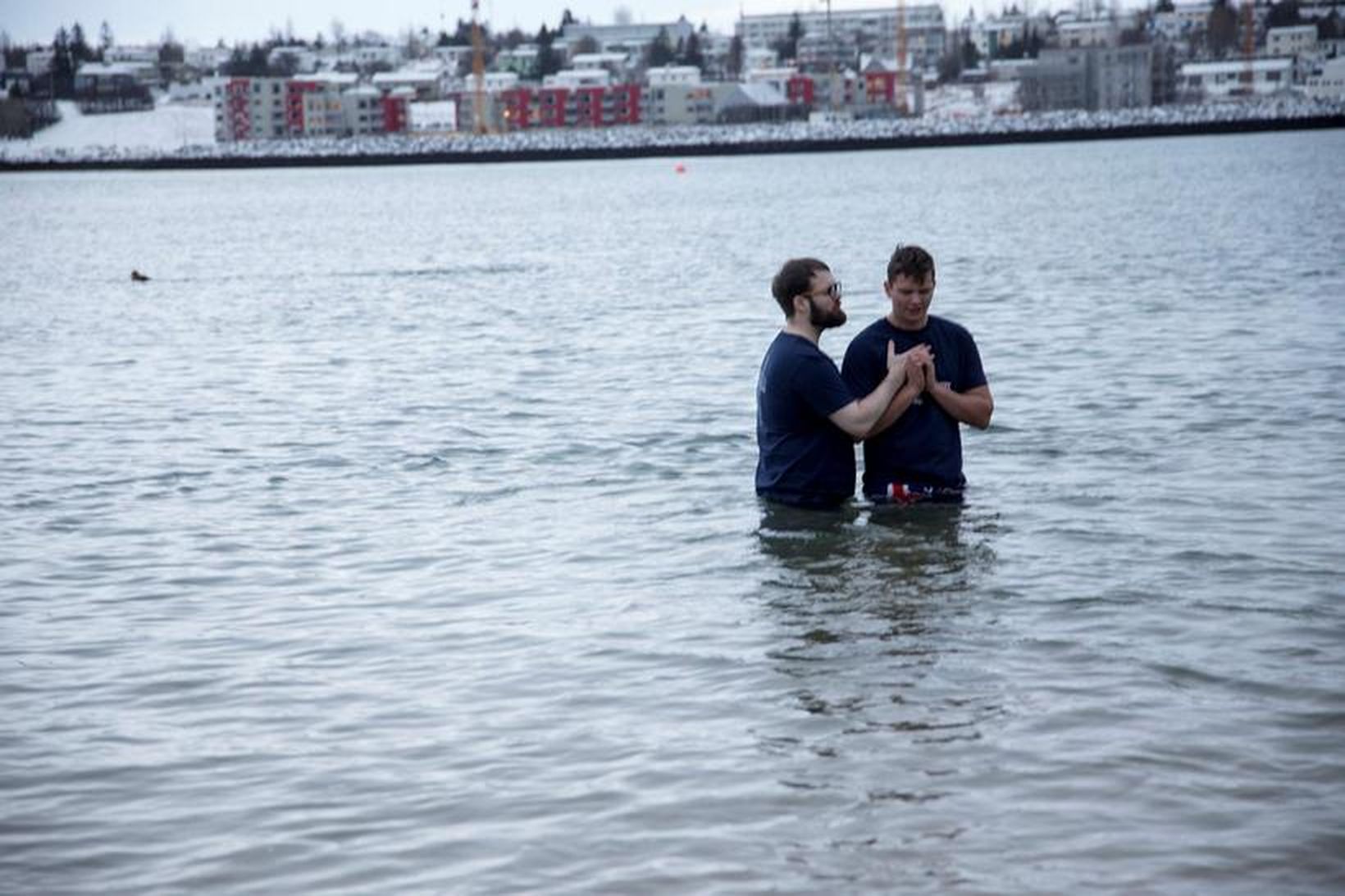 Helgi Guðnason, prestur Fíladelfíu, tók þéttingsfast og örugglega utan um …