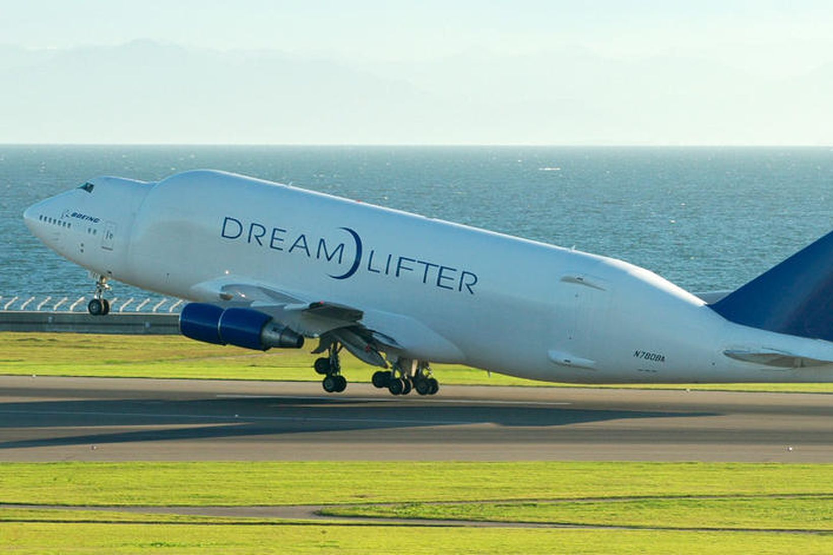 Flugvél af gerðinni Boeing 747 Dreamlifter.
