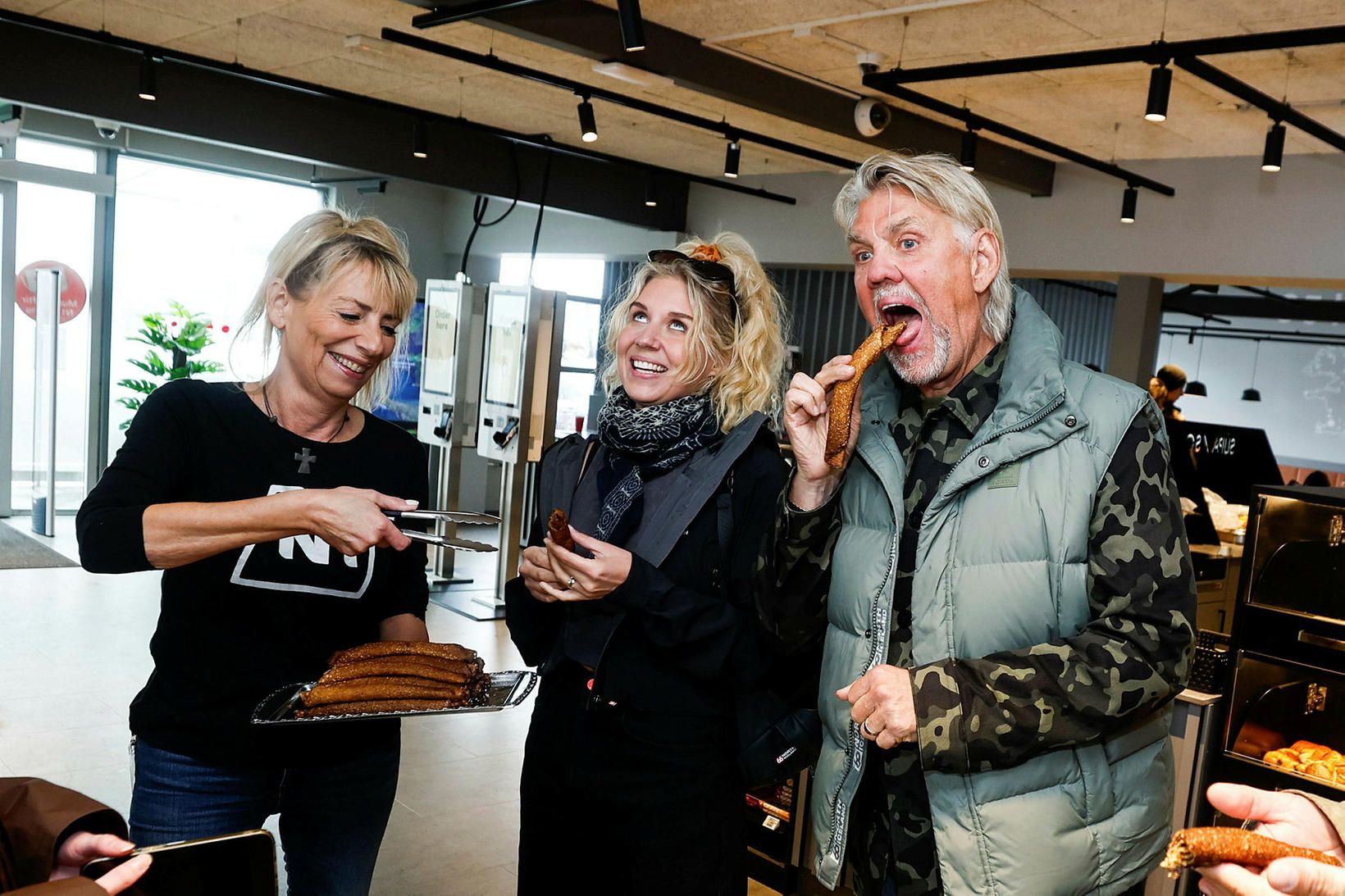 Jenný Björgvinsdóttir, stöðvarstjóri N1 á Hlíðarenda, bíður Sölku og Helga …