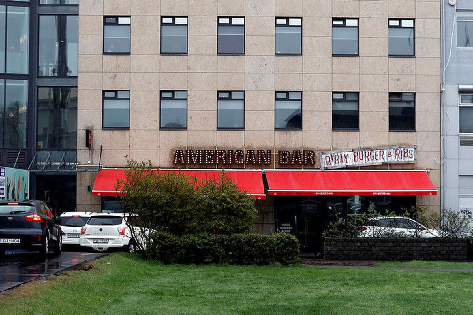 Réðst á mann með glerglasi á klósettinu á American bar