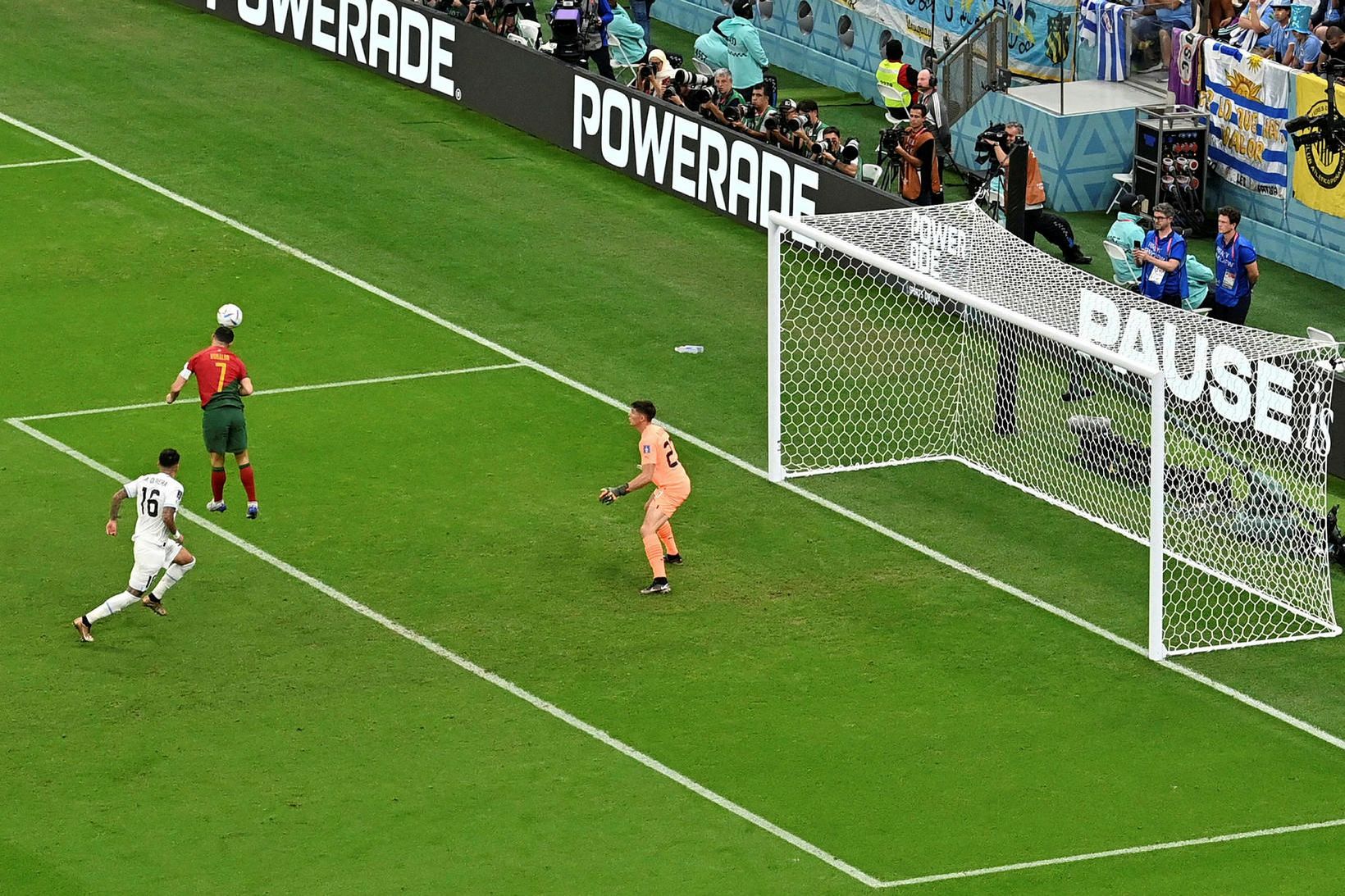Ronaldo skoraði ekki fyrra mark Portúgals gegn Úrúgvæ í gær.