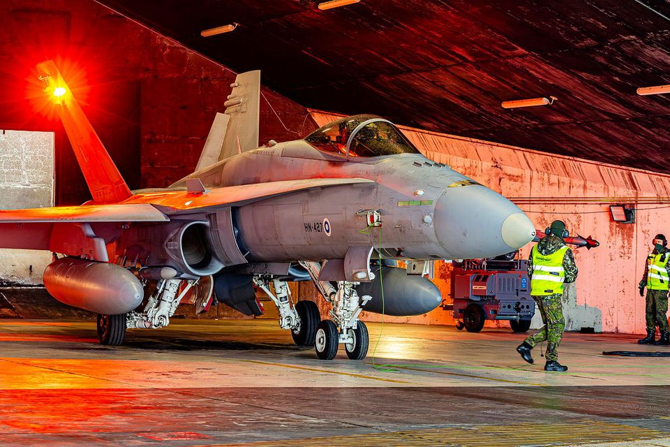 F-18 Hornet þotan í flugskýli á Keflavíkurflugvelli í vikunni.