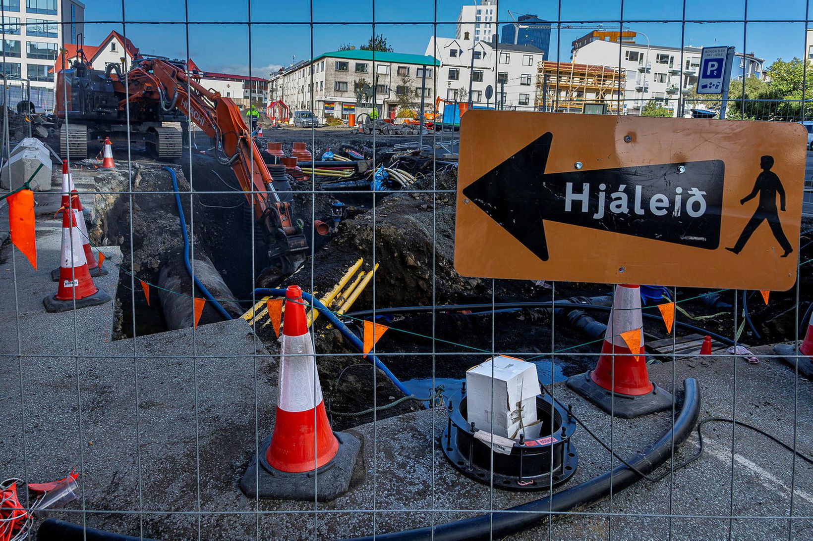 Menn þurfa víða að þræða hjáleiðir í miðbæ Reykjavíkur um …