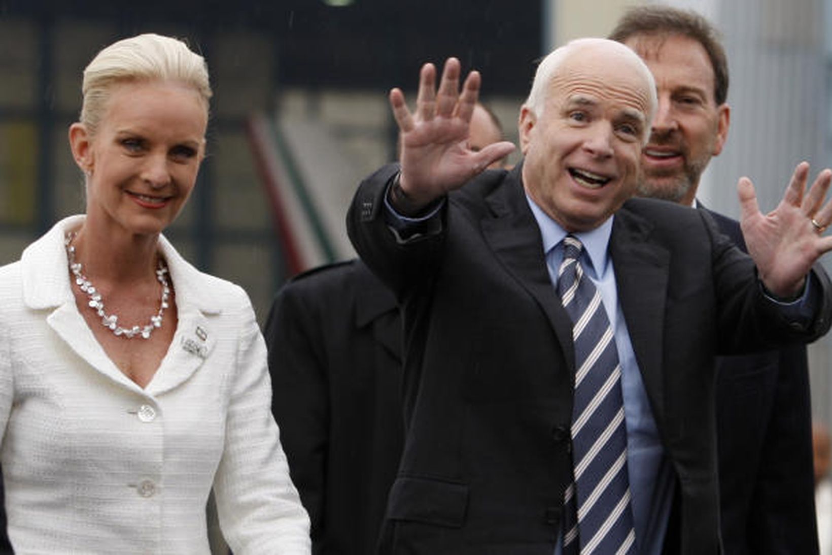 John McCain, forsetaframbjóðandi bandarískra repúblíkana, með eiginkonu sinni Cindy.