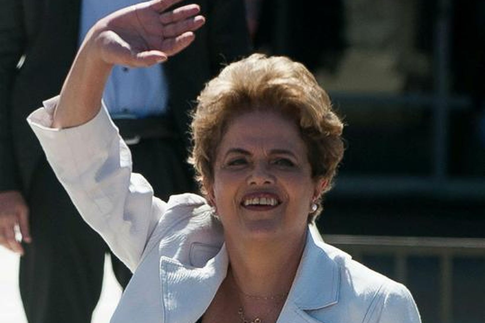 Rousseff vinkar stuðningsmönnum sínum fyrir utan forsetahöllina í gær.