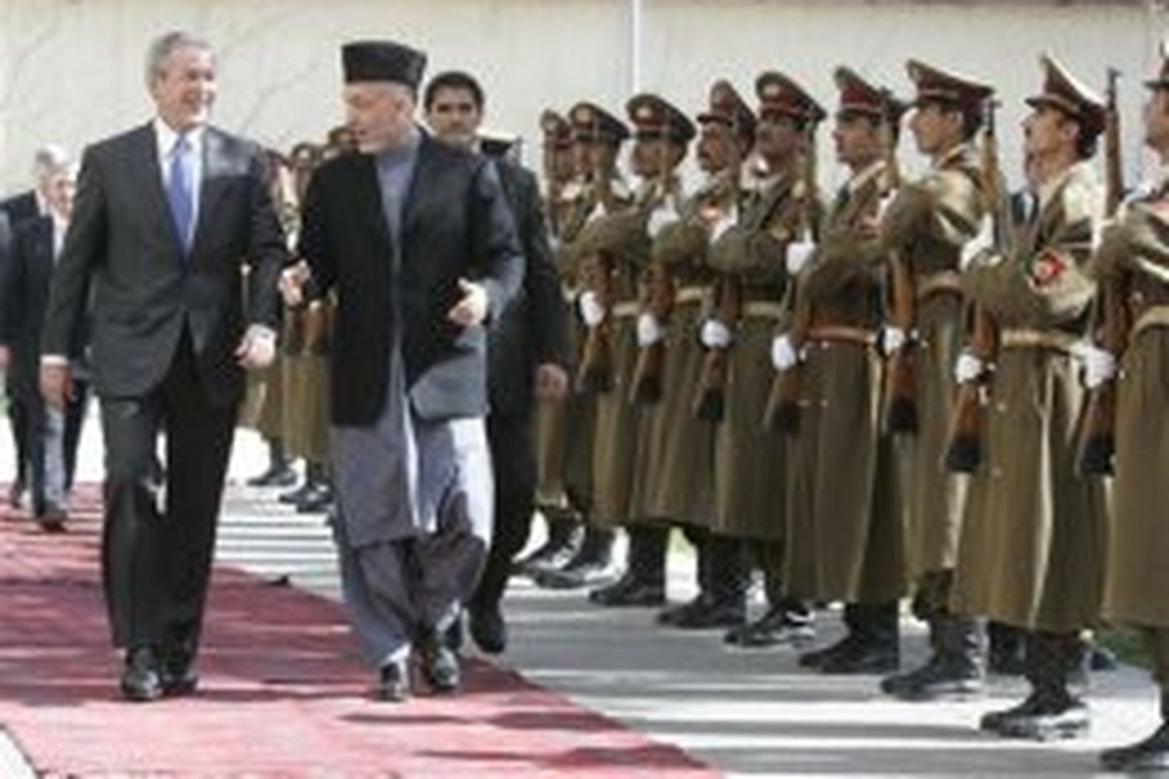 George W. Bush og Hamid Karzai kanna heiðursvörð við forsetahöllina …