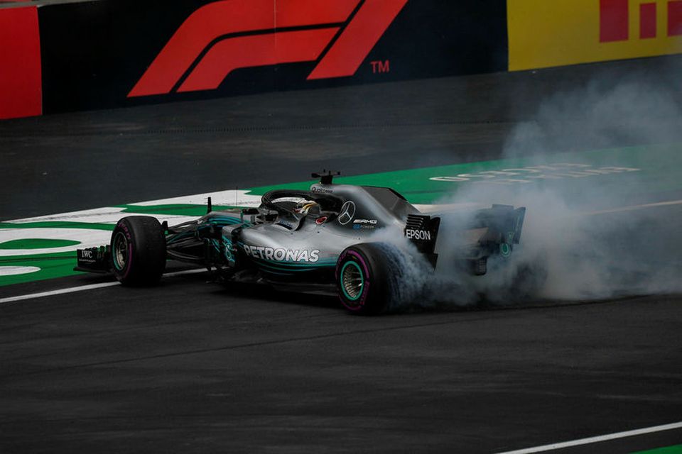 Lewis Hamilton fagnar titlinum með kleinuhringjum á brautinni í Mexíkó.