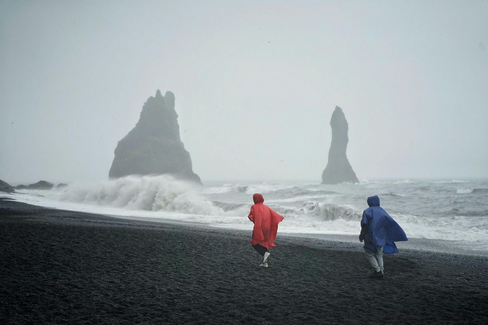 Ferðamenn í Reynisfjöru.