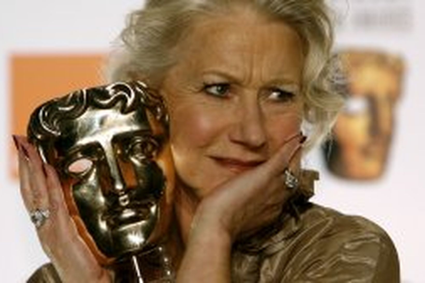 Helen Mirren með verðlaun sín í kvöld.