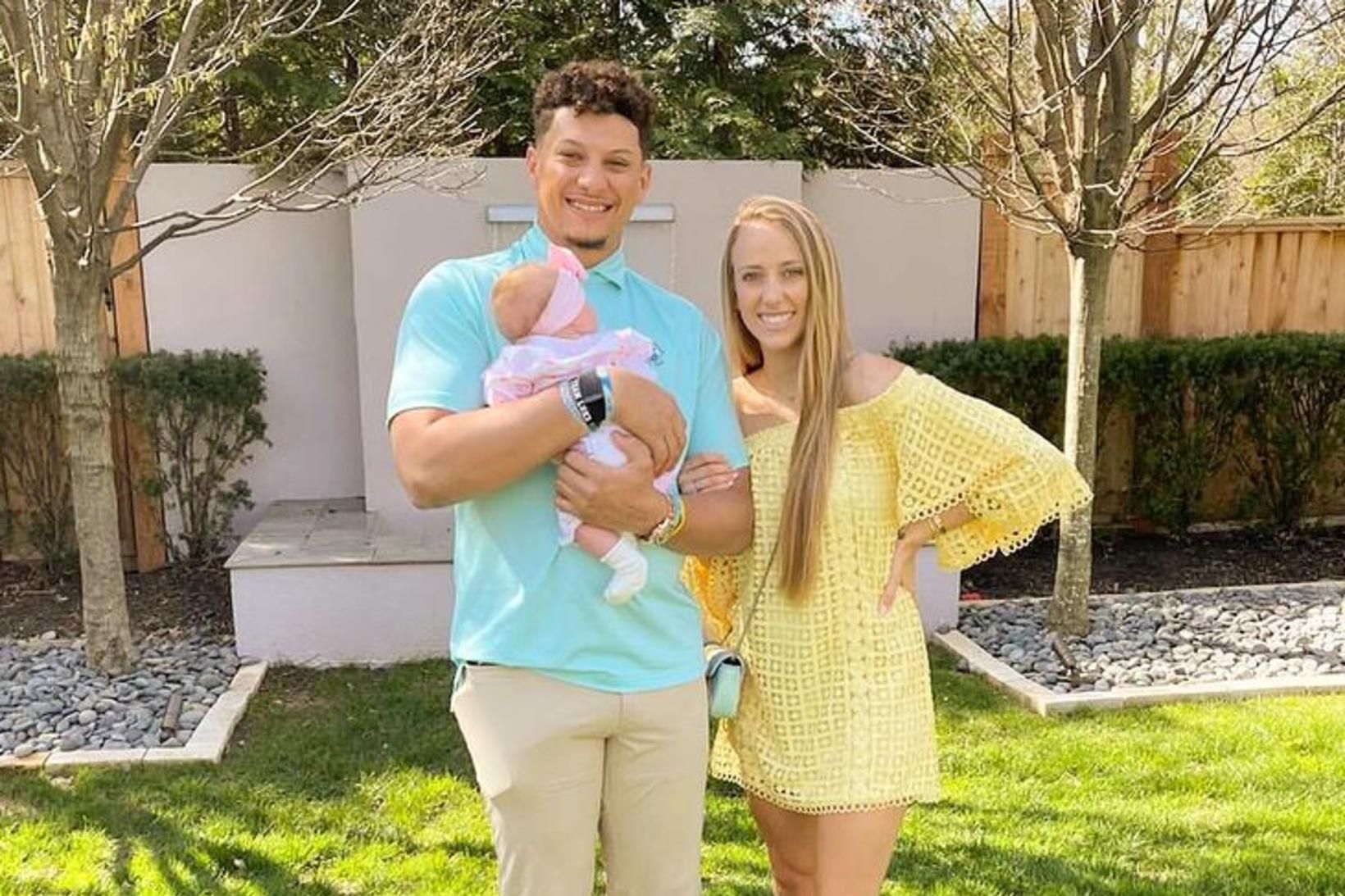 Patrick Mahomes og unnusta hans Brittany Matthews ásamt dóttur sinni …