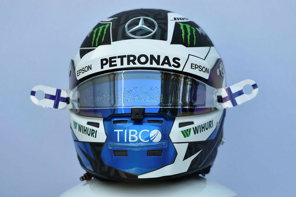 Hjálmur Valtteri Bottas hjá Mercedes.