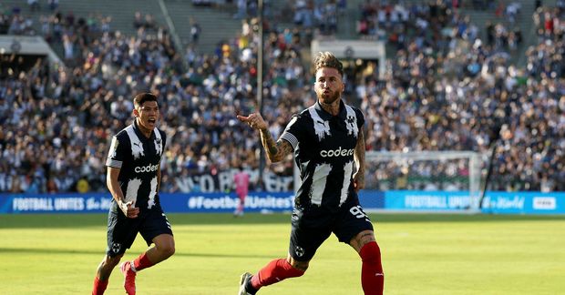 Sergio Ramos fagnar marki sínu í nótt.