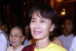 Aung San Suu Kyi eftir að henni var sleppt úr stofufangelsi 6. maí í fyrra.