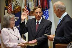 Petraeus sver eið sem yfirmaður CIA fyrir John Biden varaforseta Bandaríkjanna. Til vinstri er eiginkona …