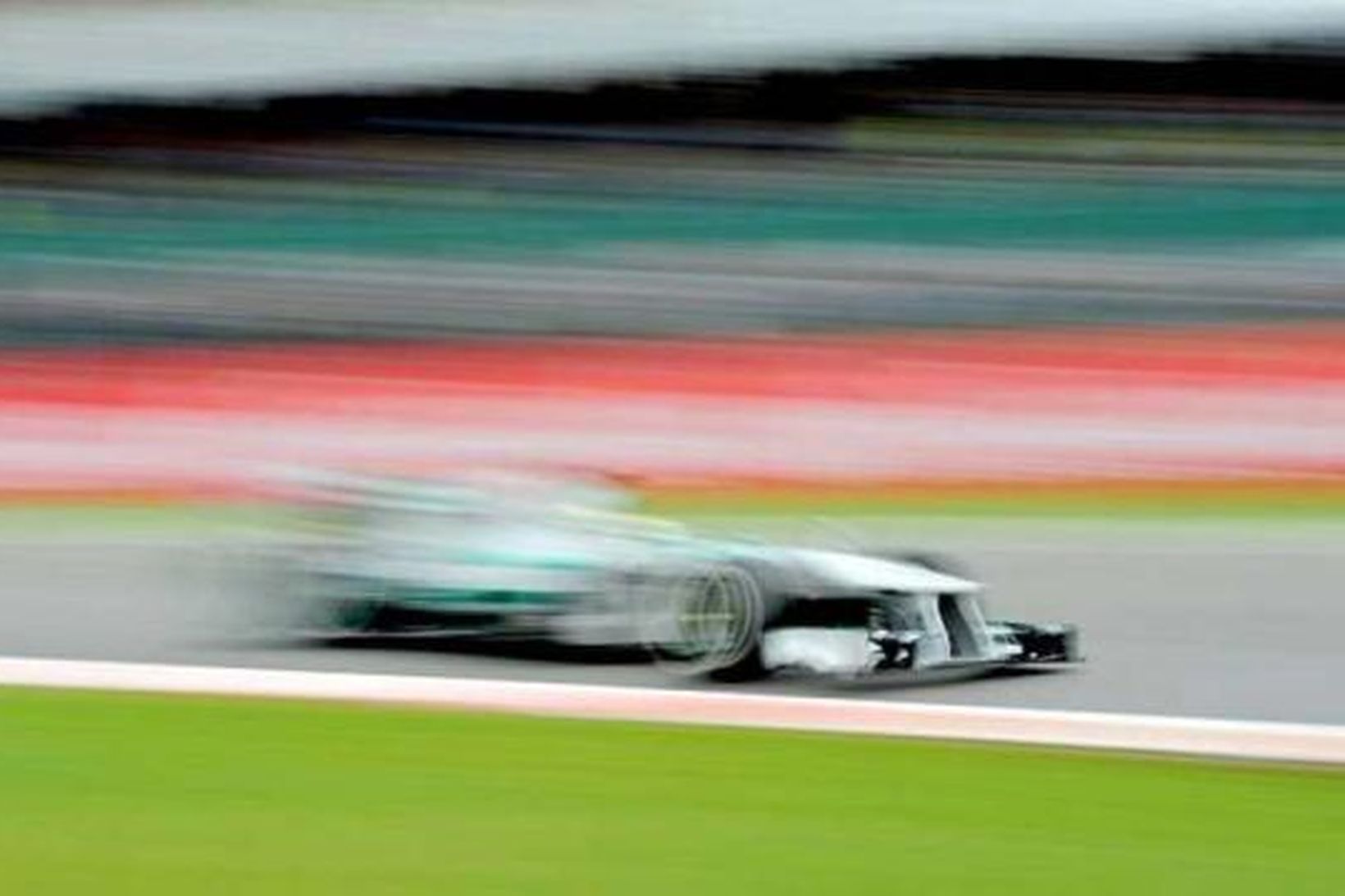 Rosberg þýtur áfram á æfingunni í Silverstone.