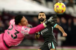 Mohamed Salah horfir á eftir boltanum í átt að marki West Ham í leik Liverpool …