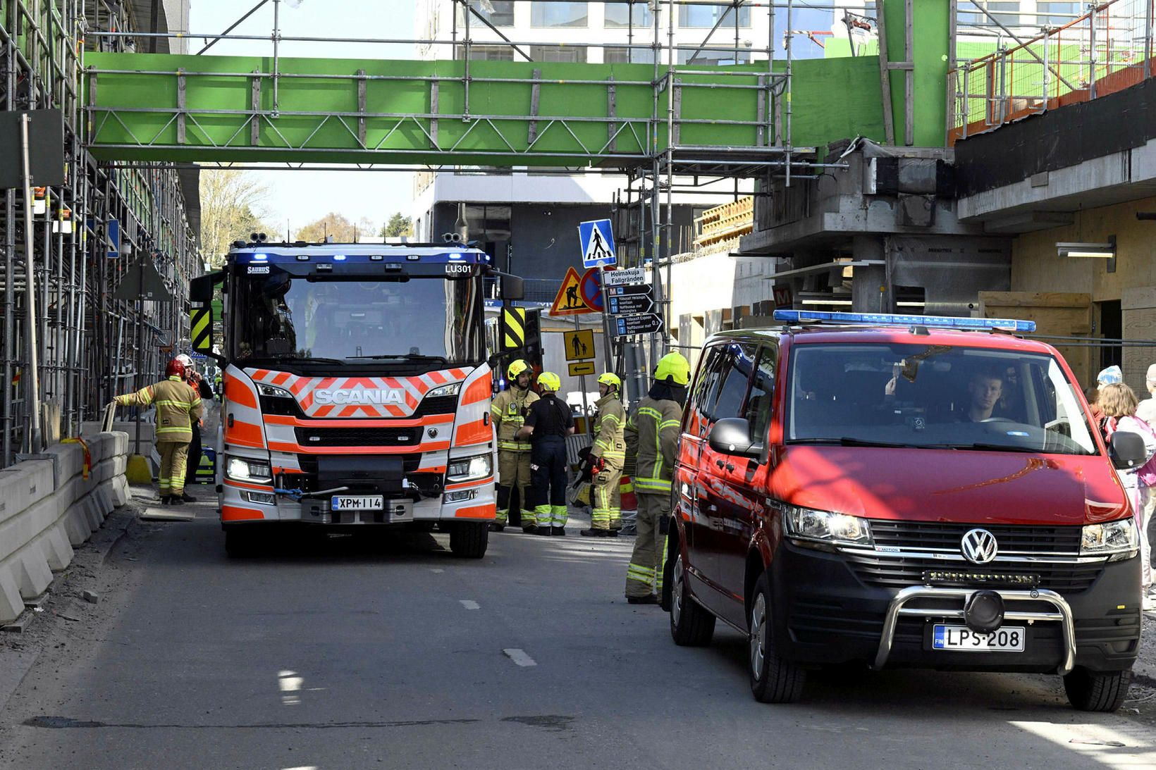 Viðbragðsaðilar á vettvangi í Espoo fyrir skömmu.