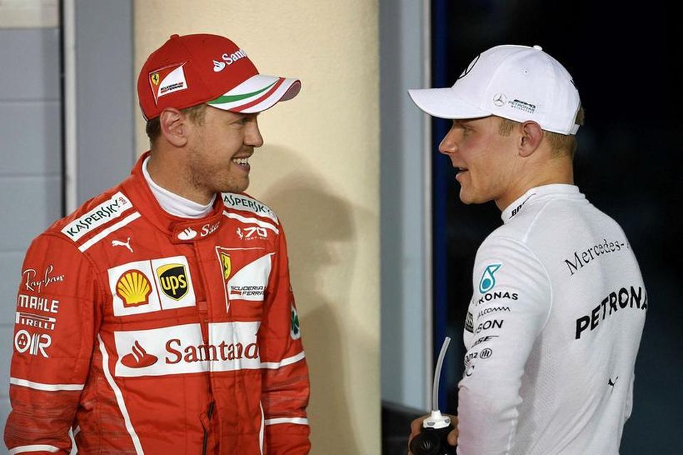 Valtteri Bottas (t.h.) og Sebastian Vettel á léttu nótunum eftir tímatökuna í Barein.