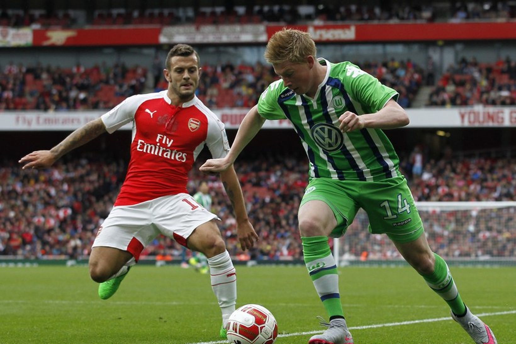 Wilshere sækir að Kevin De Bruyne, leikmanni Wolfsburg, í æfingaleik …